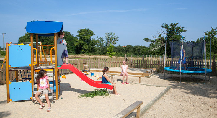 enfants sur les modules de l'aire de jeux