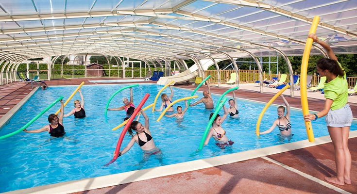 groupe de vacanciers lors d'un cours d'aquagym dans le parc aquatique