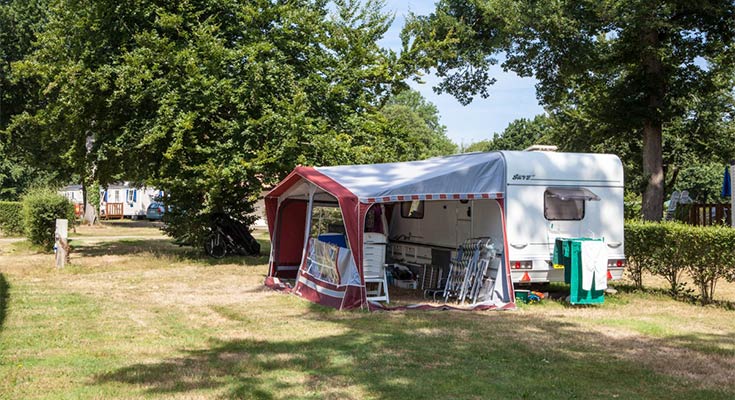 caravane et son haut vent sur un emplacement nu