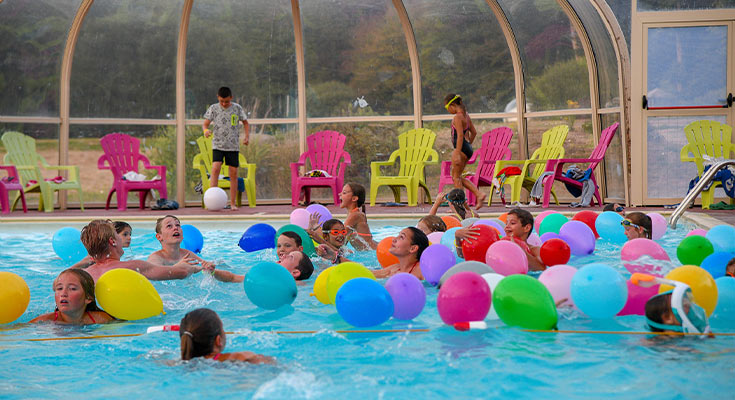 enfants jouant avec des ballons de baudruche dans le parc aquatique