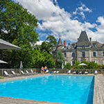 piscine du camping avec vue sur le Château la Forêt