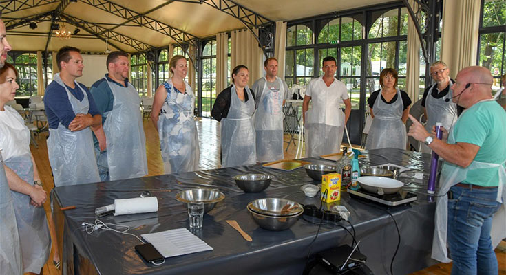 groupe de vacanciers participant à un atelier culinaire