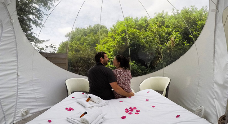 couple sur le lit de la bubble room