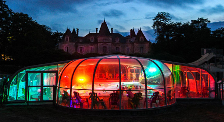 pool party et animations nocturnes dans la piscine couverte du camping