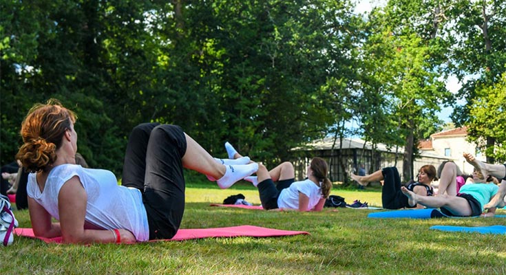 vacancières participant à un cours de réveil musculaire