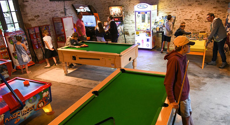 groupe de jeunes dans la salle de jeux