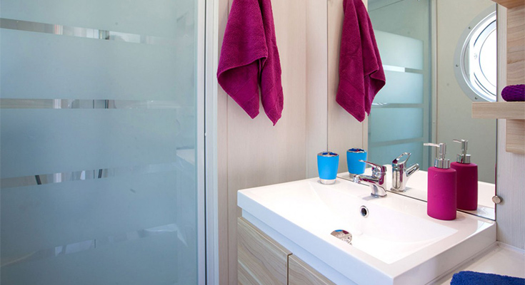 salle de douche du mobil-home Comfort