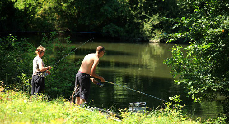 partie de pêche dans l'étang du camping le Chateau la Forêt