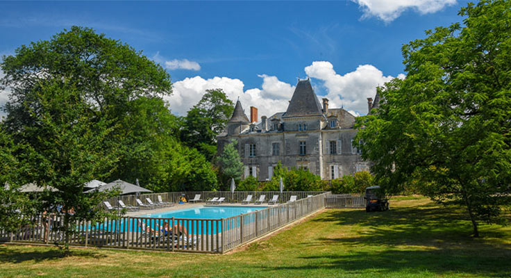 piscine devant le château du camping