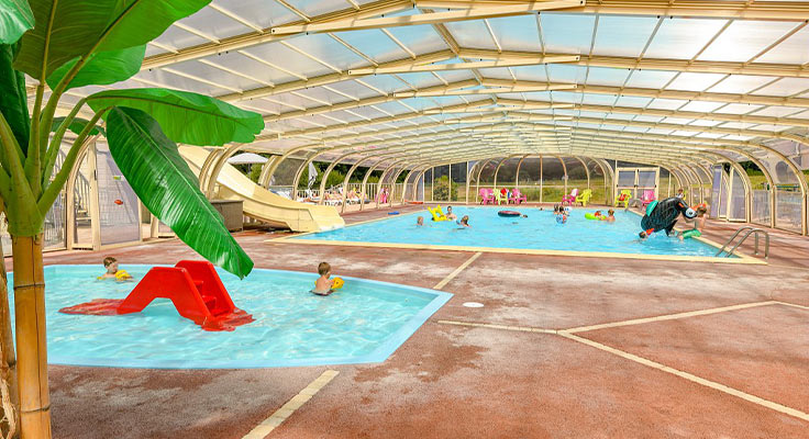 piscine couverte avec pataugeoire et toboggan aquatique au camping la Foret en Vendée