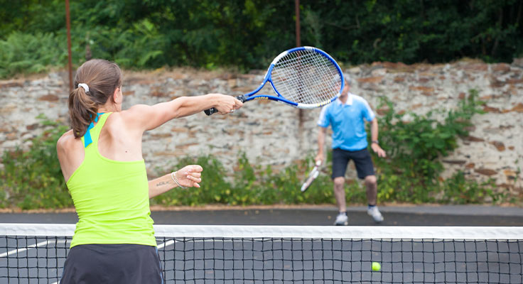 match de tennis durant les vacances en camping